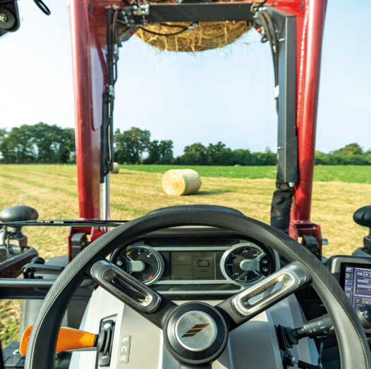 MC_RS2B_X5_P3-Drive_MetallicRed_NewDecal_Field_Interior_004
