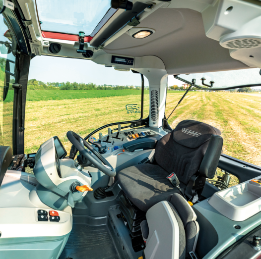 MC_RS2B_X5_P3-Drive_MetallicRed_NewDecal_Field_Interior_008