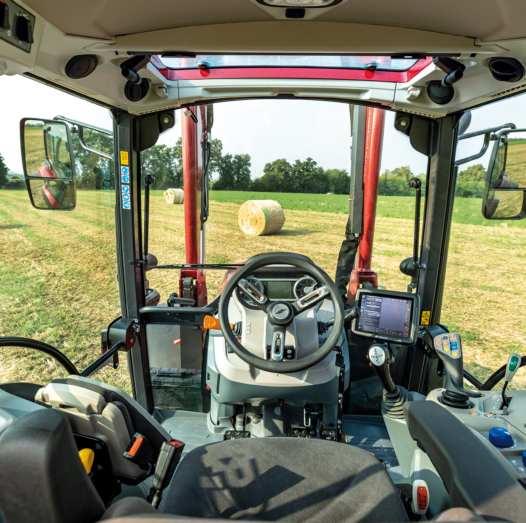 MC_RS2B_X5_P3-Drive_MetallicRed_NewDecal_Field_Interior_009